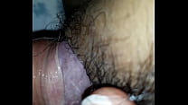 Девчушка в душе комнате занимается анально-вагинальным поревом с латексной игрушкой